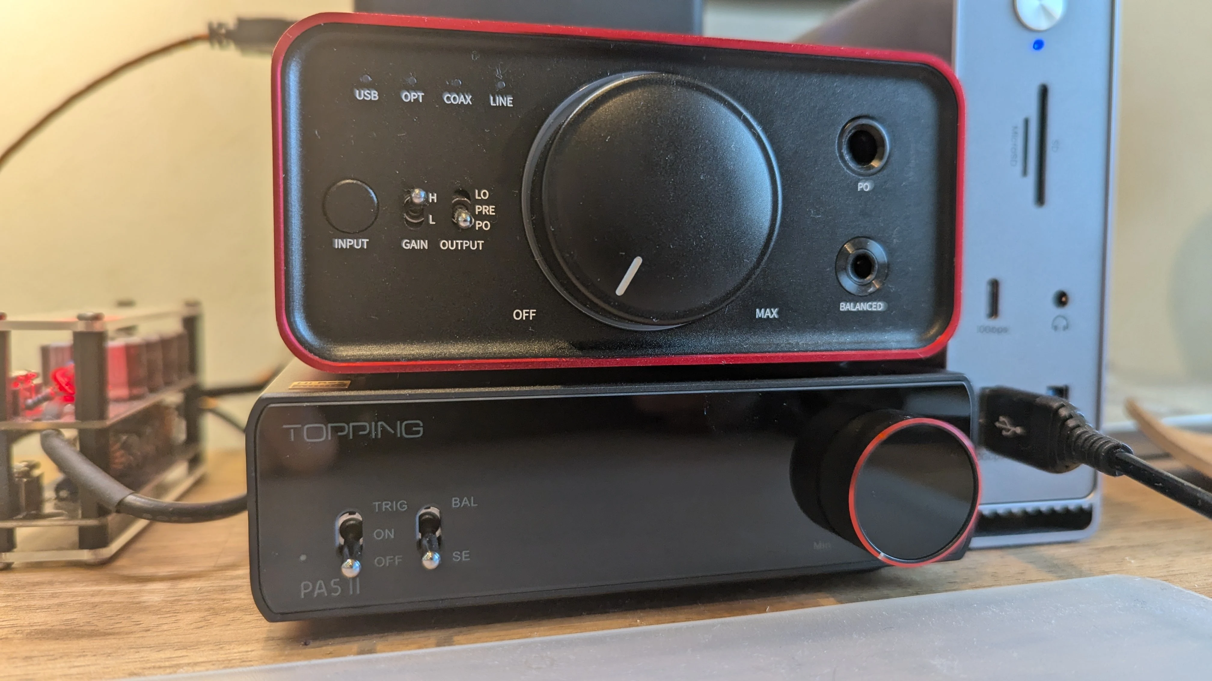 イヤホンからスピーカーまで鳴らせるサブシステム。Fiio K7とTopping PA5 IIを組み合わせています。