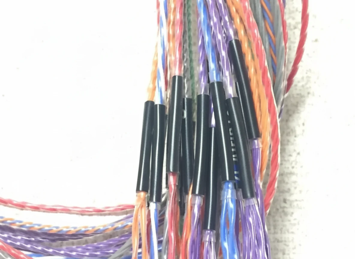 加工途中のIEMケーブルたちです。