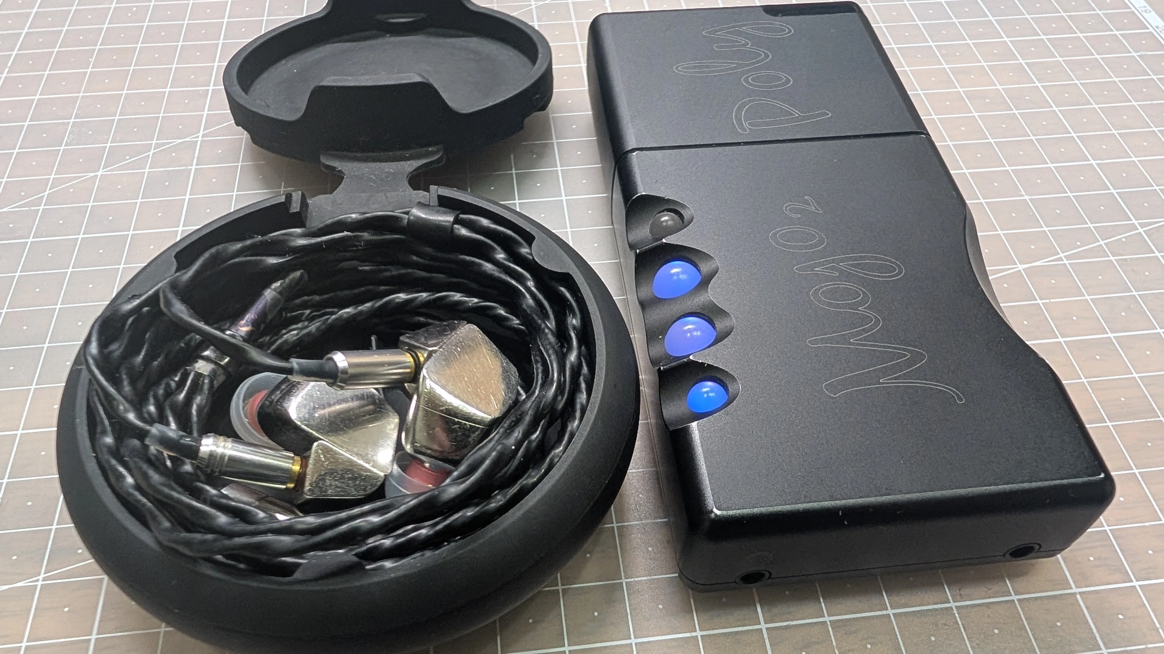 mojo2とpolyで運用しているお手軽ポータブルオーディオです。Final A8000で軍需品のIEMケーブルを利用しています。